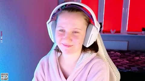 Snapshot of moon_avengers chatting on 09.30.25 Lola online show from 09.30.25