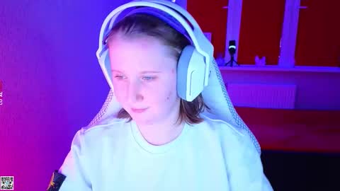 Snapshot of moon_avengers chatting on 11.06.25 Lola online show from 11.06.25