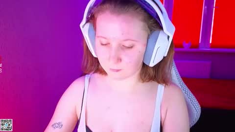 Snapshot of moon_avengers chatting on 11.19.25 Lola online show from 11.19.25