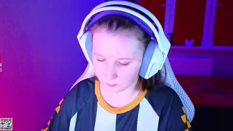 Snapshot of moon_avengers chatting on 11.21.25 Lola online show from 11.21.25