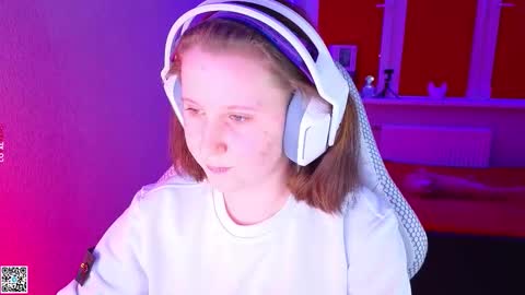 Snapshot of moon_avengers chatting on 11.25.25 Lola online show from 11.25.25