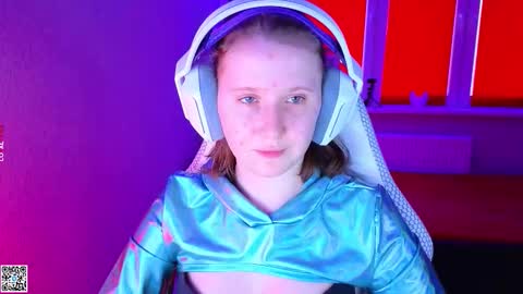 Snapshot of moon_avengers chatting on 11.26.25 Lola online show from 11.26.25