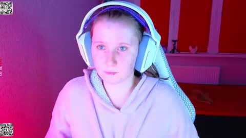 Snapshot of moon_avengers chatting on 11.30.25 Lola online show from 11.30.25