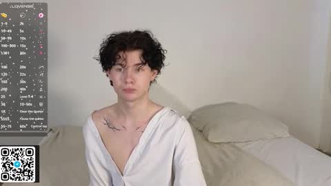 Snapshot of moon_gloww chatting on 02.12.26 moon_gloww online show from 02.12.26