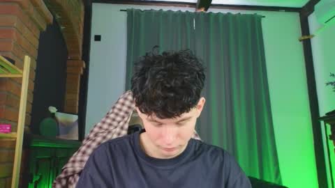 Snapshot of moon_gloww chatting on 02.25.26 moon_gloww online show from 02.25.26