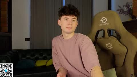 Snapshot of moon_gloww chatting on 03.10.26 moon_gloww online show from 03.10.26