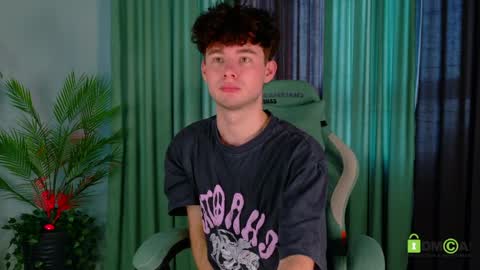 Snapshot of moon_gloww chatting on 03.25.26 moon_gloww online show from 03.25.26