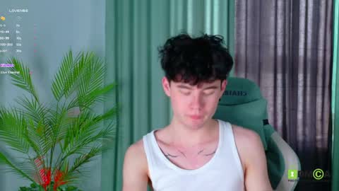 Snapshot of moon_gloww chatting on 04.01.26 moon_gloww online show from 04.01.26