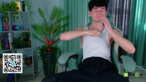 Snapshot of moon_gloww chatting on 04.02.26 moon_gloww online show from 04.02.26