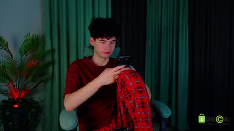 Snapshot of moon_gloww chatting on 04.02.26 moon_gloww online show from 04.02.26