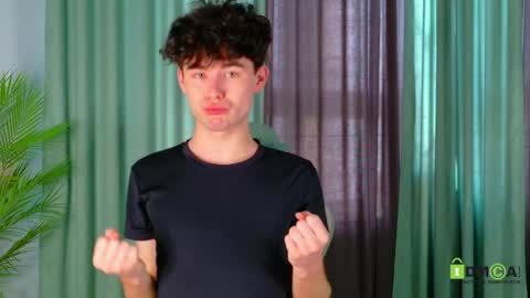 Snapshot of moon_gloww chatting on 04.05.26 moon_gloww online show from 04.05.26