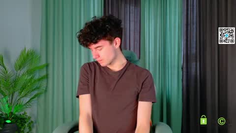 Snapshot of moon_gloww chatting on 04.06.26 moon_gloww online show from 04.06.26