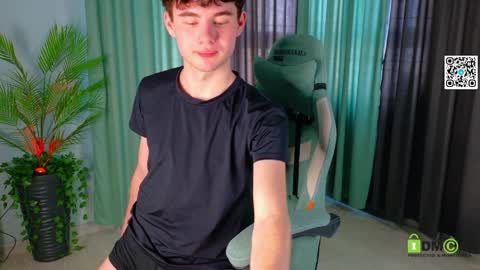 Snapshot of moon_gloww chatting on 04.06.26 moon_gloww online show from 04.06.26