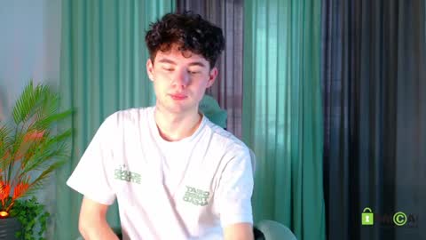 Snapshot of moon_gloww chatting on 04.08.26 moon_gloww online show from 04.08.26