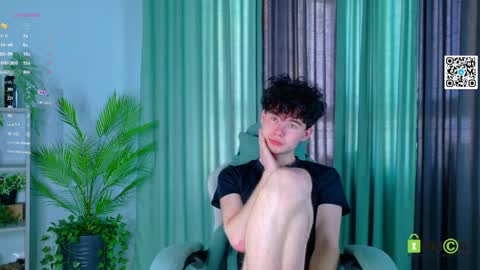 Snapshot of moon_gloww chatting on 04.09.26 moon_gloww online show from 04.09.26