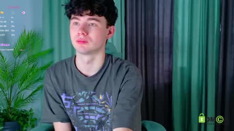 Snapshot of moon_gloww chatting on 04.13.26 moon_gloww online show from 04.13.26