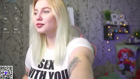 Snapshot of moon_valkyriie chatting on 11.18.25 Emilia online show from 11.18.25