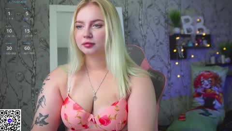 Snapshot of moon_valkyriie chatting on 12.15.25 Emilia online show from 12.15.25