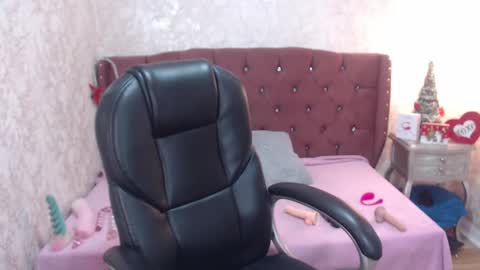 Snapshot of mooncharlotte chatting on 12.16.24 Charlotte online show from 12.16.24