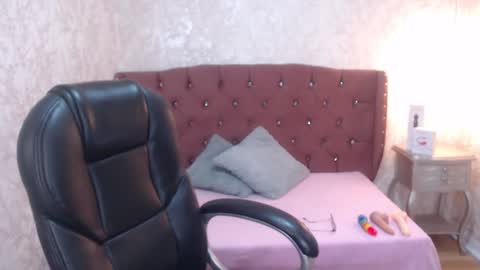 Snapshot of mooncharlotte chatting on 02.12.25 Charlotte online show from 02.12.25