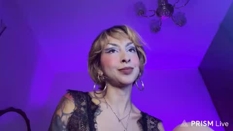 Snapshot of mooncinna chatting on 10.03.25 Cinna online show from 10.03.25