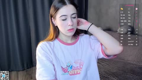 Snapshot of mooncutie_girl chatting on 11.25.25 Sophia online show from 11.25.25