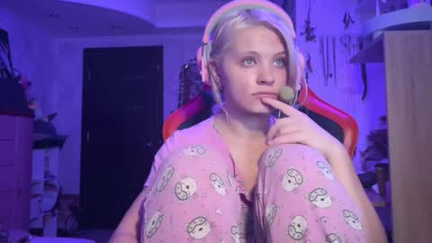 Mia   online show from 11.06.25