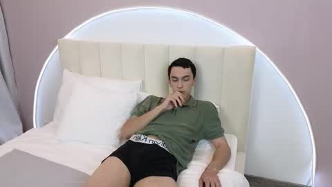 Snapshot of moonlinskinn chatting on 11.21.25 Stan online show from 11.21.25