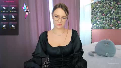 Snapshot of moonshineee_ chatting on 09.12.25 Monica online show from 09.12.25