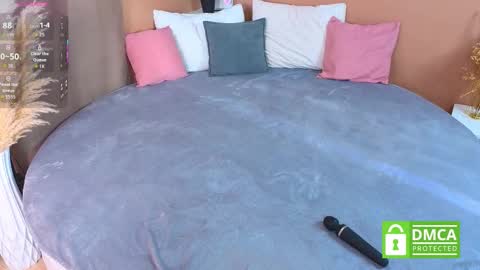 Snapshot of moontongue chatting on 09.11.25 Trisha online show from 09.11.25