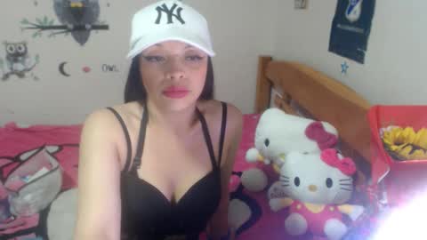 Snapshot of moontthbluee chatting on 12.15.25 luna online show from 12.15.25