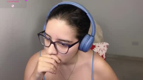 Snapshot of moonwoman_ chatting on 12.04.25 Moon Woman online show from 12.04.25