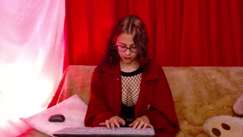 Snapshot of mora_haze chatting on 10.31.25 Mora Haze 3 online show from 10.31.25