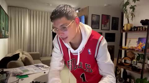 Snapshot of morgan_hiller chatting on 10.28.25 online show from 10.28.25