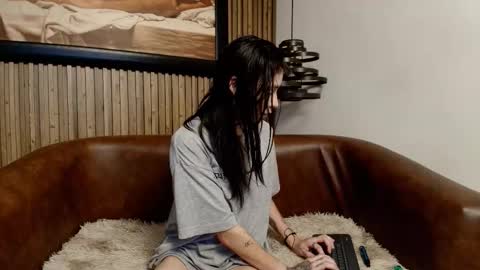 morganevans_t online show from 02.25.26