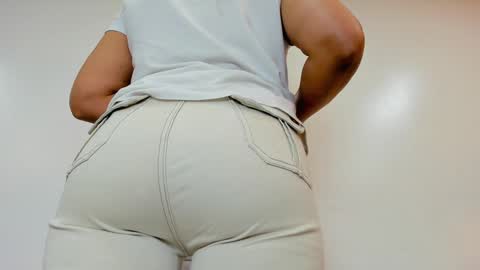 Snapshot of moxa_hot chatting on 01.04.25 moxa hot online show from 01.04.25