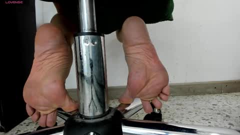 Snapshot of moxa_hot chatting on 10.01.25 moxa hot online show from 10.01.25