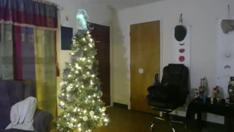 Snapshot of mr_happy12 chatting on 12.17.24 mr_happy12 online show from 12.17.24