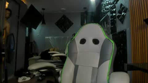 Snapshot of mr_mois chatting on 06.18.26 mr_mois online show from 06.18.26