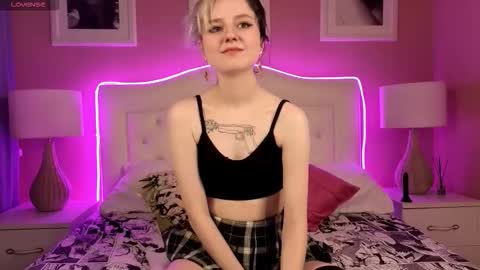 Snapshot of msmonte chatting on 11.23.25 Lina Help me to reach 100 thumbs up online show from 11.23.25