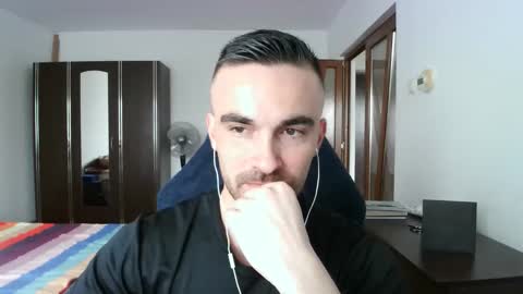 Snapshot of mu5clemania chatting on 11.08.25 Victor online show from 11.08.25