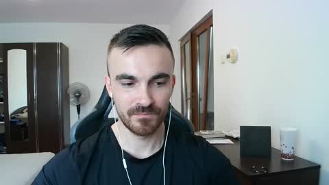 Snapshot of mu5clemania chatting on 12.04.25 Victor online show from 12.04.25