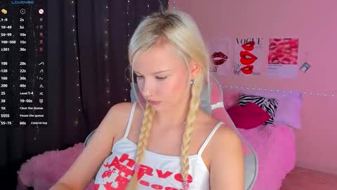 Snapshot of murmurmiace chatting on 12.14.25 Sasha online show from 12.14.25