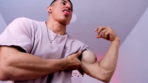 Snapshot of muscle_man07 chatting on 11.12.25 Muscle Man online show from 11.12.25