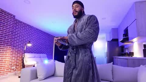 Snapshot of muscle_man19 chatting on 10.29.25 Nick online show from 10.29.25