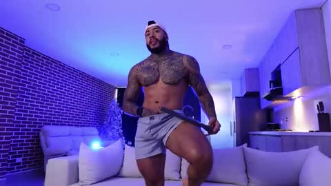 Snapshot of muscle_man19 chatting on 12.04.25 Nick online show from 12.04.25