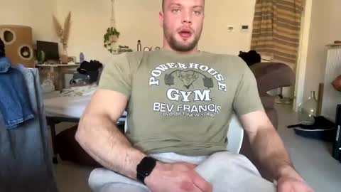 Snapshot of musclestudentfh chatting on 01.10.25 Veinyd online show from 01.10.25