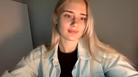 Snapshot of musescorner chatting on 12.04.25 musescorner online show from 12.04.25