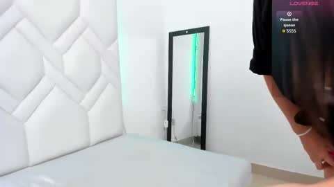 Snapshot of myinnocentwhore chatting on 09.25.25 LINDA AND EMILIO online show from 09.25.25