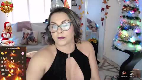 Snapshot of myrnasexxx chatting on 12.22.24 Myrna Sessions online show from 12.22.24